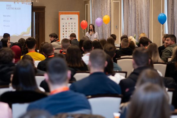 Slika: "Gradimo ljudski kapital budućnosti" - održan trening Mozaik Omladinskih banaka